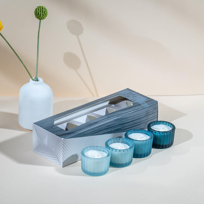 Set od 4 male patuljaste staklene čaše za svijeće s okomitim prugama