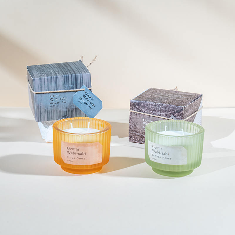 Okrugla staklena čaša za svijeće s okomitim prugama mirisne svijeće - prodavač eko svijeća od sojinog voska