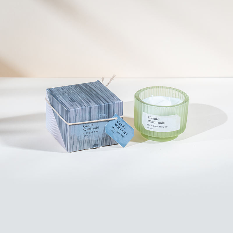 Okrugla staklena čaša za svijeće s okomitim prugama mirisne svijeće - prodavač eko svijeća od sojinog voska