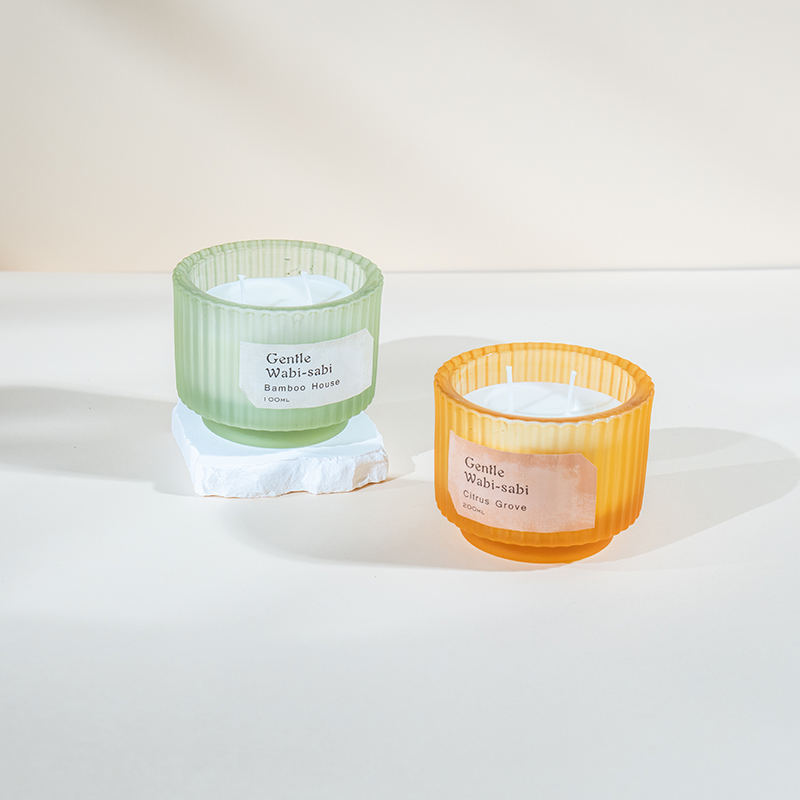 Okrugla staklena čaša za svijeće s okomitim prugama mirisne svijeće - prodavač eko svijeća od sojinog voska