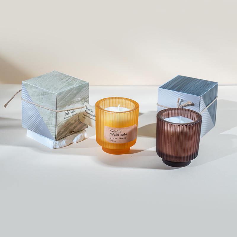 Okrugla staklena čaša za svijeće s okomitim prugama mirisne svijeće - prodavač eko svijeća od sojinog voska