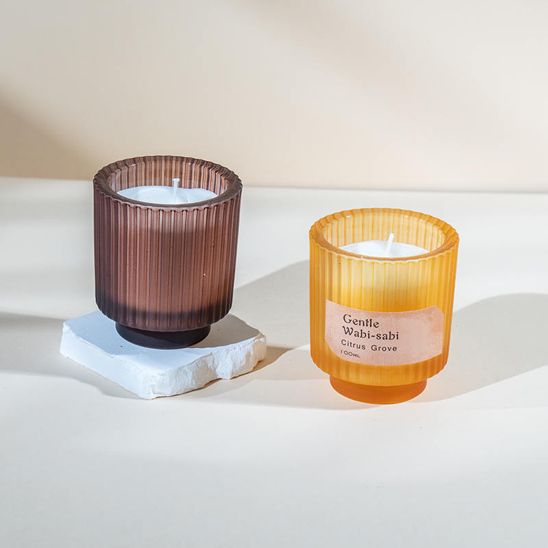 Okrugla staklena čaša za svijeće s okomitim prugama mirisne svijeće - prodavač eko svijeća od sojinog voska