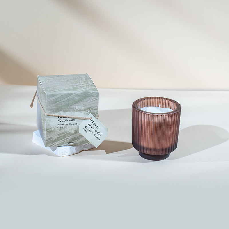 Okrugla staklena čaša za svijeće s okomitim prugama mirisne svijeće - prodavač eko svijeća od sojinog voska