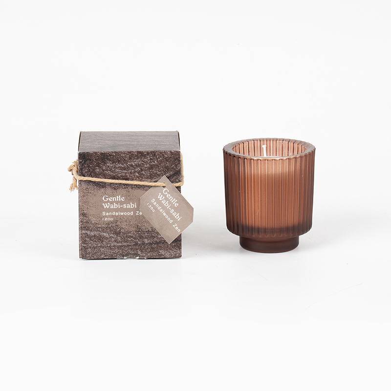 Okrugla staklena čaša za svijeće s okomitim prugama mirisne svijeće - prodavač eko svijeća od sojinog voska