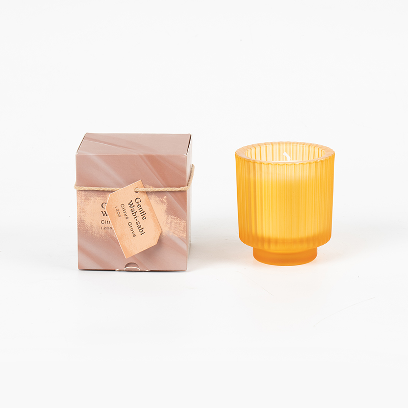 Okrugla staklena čaša za svijeće s okomitim prugama mirisne svijeće - prodavač eko svijeća od sojinog voska