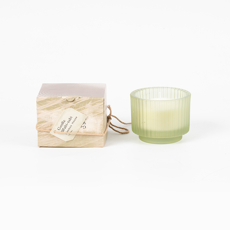 Okrugla staklena čaša za svijeće s okomitim prugama mirisne svijeće - prodavač eko svijeća od sojinog voska