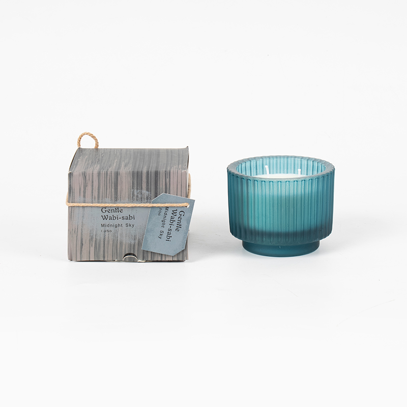 Okrugla staklena čaša za svijeće s okomitim prugama mirisne svijeće - prodavač eko svijeća od sojinog voska